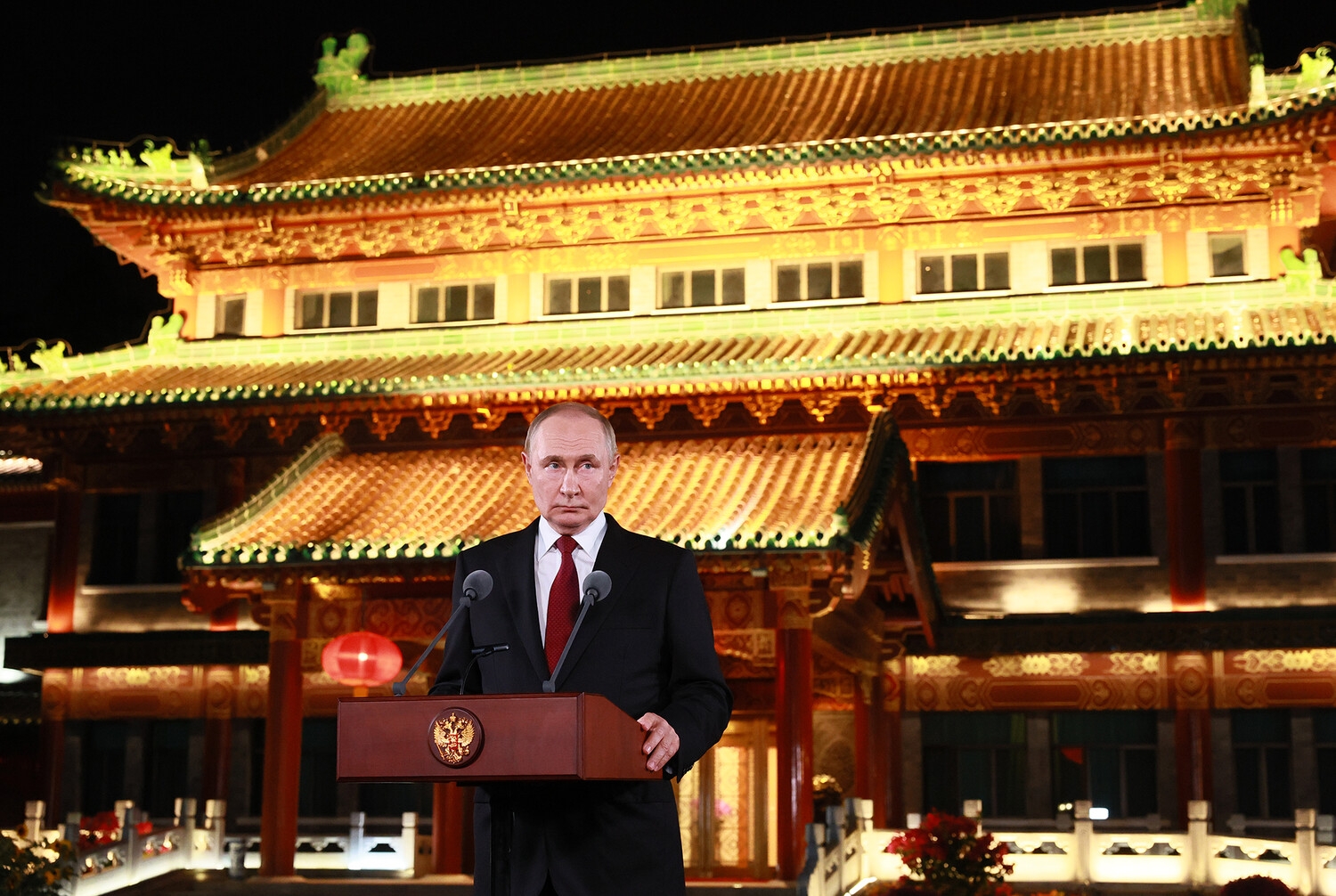 Путин заявил о нападениях партии войны на партию мира