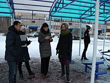 С первым снегом в Дзержинском районе приняли новую спортивную площадку