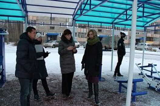 С первым снегом в Дзержинском районе приняли новую спортивную площадку