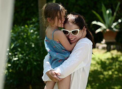 Актриса Марина Александрова опубликовала редкое фото с мамой и дочерью