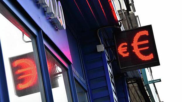 Средний курс евро со сроком расчетов "завтра" по итогам торгов на 19:00 мск составил 73,2085 руб.