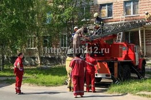 В Архангельске из окна третьего этажа выпала беременная женщина