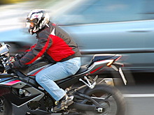 В Красноярске мотоциклист сбил девушку на пешеходном переходе и скрылся