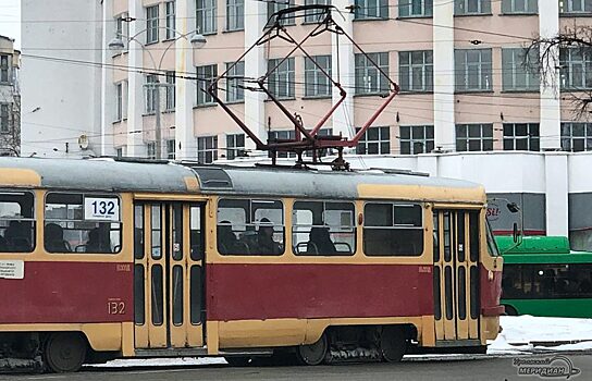 Центр Екатеринбурга встал в пробки из-за поломки трамвая