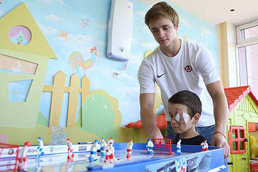 Участники Кубка мира по хоккею среди молодёжных клубных команд посетили Центр деткой онкологии и гематологии