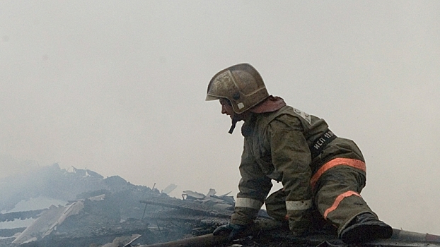 Более 70 человек тушат пожар на складе в Ростове-на-Дону