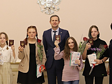 В Пущине торжественно вручили паспорта 14-летним гражданам