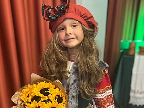 В образе Федоры: 7-летняя дочь Марии Горбань выступила на школьном празднике
