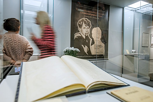 В Москве открылась выставка о неизвестном Сергее Есенине и ревущих 1920-х