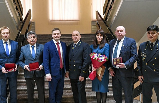 Глава Республики Хакасия вручил отличившимся государственные награды за многолетний труд