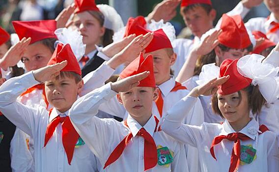 Сегодня праздник у ребят, ликует пионерия…