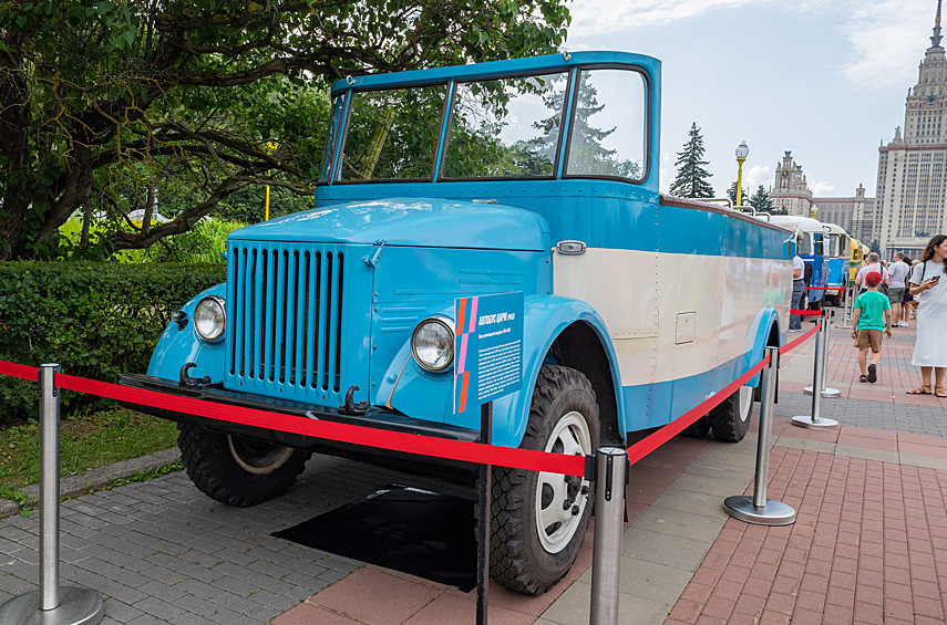 Это реплика курортного автобуса-кабриолета «Рица», производившегося на Центральных авторемонтных мастерских Сочинского автотреста в 1954–1957 годах.