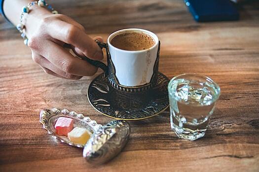 Тест на голод: зачем в Турции кофе подают с водой