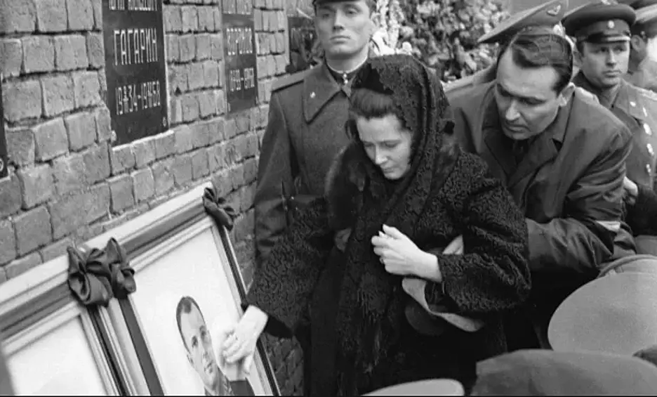 Героя день и ночь осаждали журналисты, фотокорреспонденты и, разумеется, поклонники, среди которых было немало девушек. Но сердце Юрия было занято — дома его ждала любимая жена Валя и две маленькие дочки, которых он безумно любил.