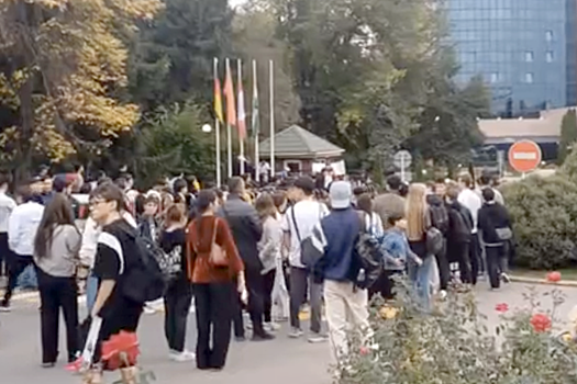 Сотни фанатов ждут футболистов "Реала" у отеля в Алма-Ате