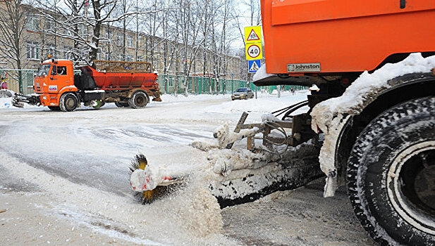 Снегоуборочный автомобиль насмерть сбил женщину в Москве