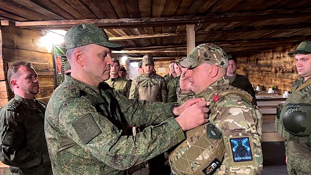 Замглавкома ВКС наградил отличившихся при освобождении Курской области