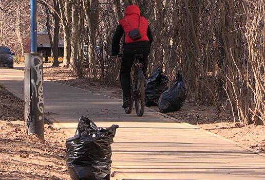 Бутылки, обертки и пакеты. Весенняя уборка незакрепленных территорий началась в Дубне
