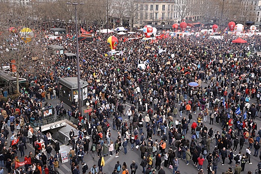 Сотни тысяч жителей Пятой республики снова вышли на манифестации против пенсионной реформы. Протесты молодеют