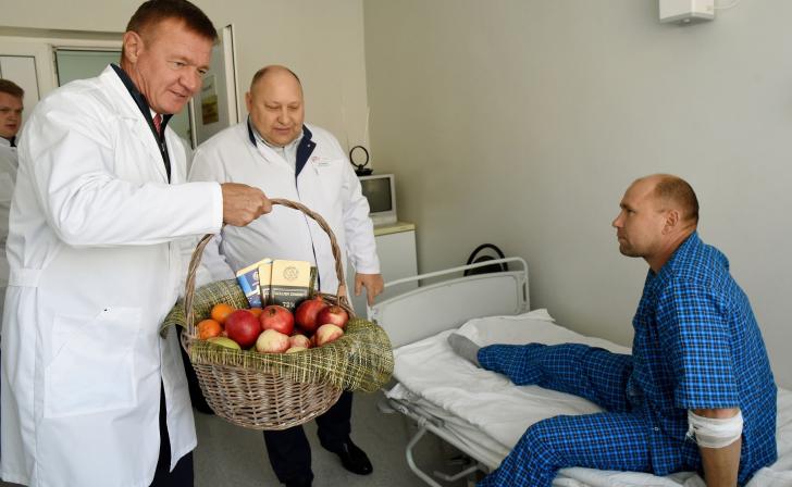 Курский губернатор проведал в областной больнице раненного дружинника