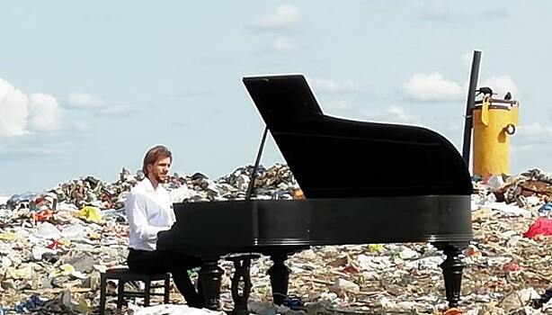 Этюд на помойке: петербуржец сыграл на рояле на вершине городской свалки