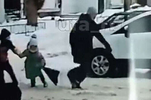 В Башкирии попытка похищения ребенка неизвестным в балаклаве попала на видео