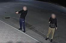 В Благовещенске двое мужчин устроили стрельбу по бутылкам прямо на автобусной остановке