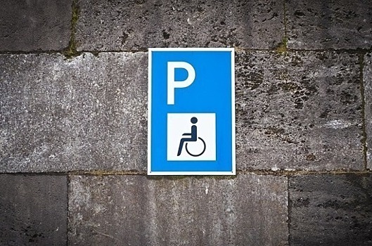 Инвалидам выделят бесплатные места на парковках