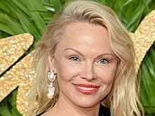 Памела Андерсон показала огромный живот в вечернем платье