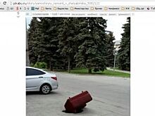 Яму в асфальте на челябинской улице прикрыли креслом