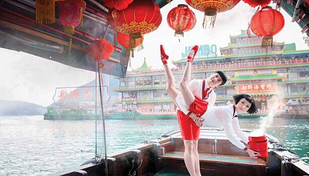 Рекламные постеры, на которых гонконгские танцоры бросают вызов гравитации