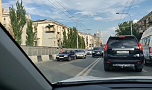 Тройное ДТП на Комсомольском мосту парализовало движение в Волгограде