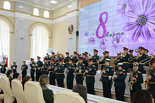 В штабе Восточного военного округа в Хабаровске состоялось торжественное собрание, приуроченное к празднованию Международного женского дня