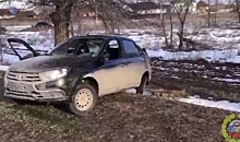 В Волгоградской области погиб водитель врезавшейся в дерево легковушки