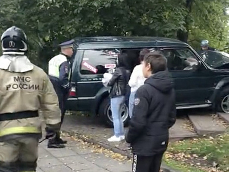 На площади Победы в Калининграде внедорожник протаранил забор и вылетел на тротуар