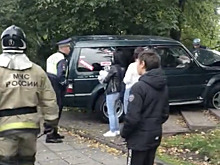 На площади Победы в Калининграде внедорожник протаранил забор и вылетел на тротуар