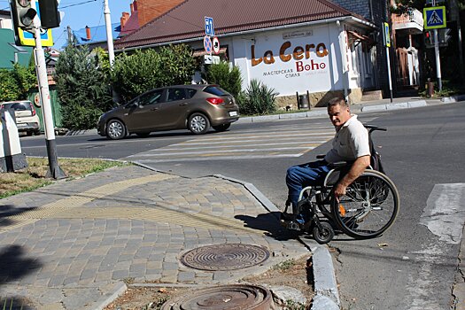 В Анапе «колясочники» протестировали доступность городской среды