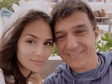 Жена Александра Овечкина поделилась фото с красавцем-отцом в его день рождения