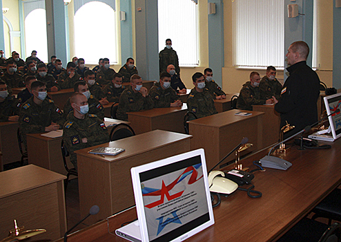 Обладатель медали «За отвагу» провел урок мужества с курсантами-штурманами в Челябинской области