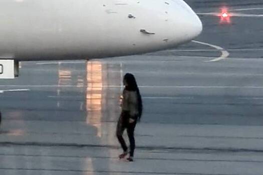 Женщина в тапочках прорвалась на взлетную полосу, сорвала рейс и попала на видео