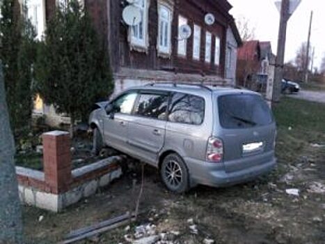 В Касимове водитель Hyundai врезался в жилой дом