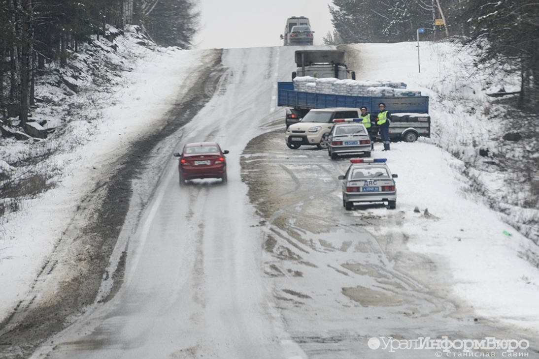 Закрытые дороги сейчас. Снег на дороге. Дороги Урала. Дорожный снег Снежинка. Фура на трассе.