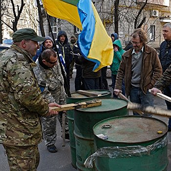 Сотня «атошников» взяла в осаду правительственное здание в Запорожье