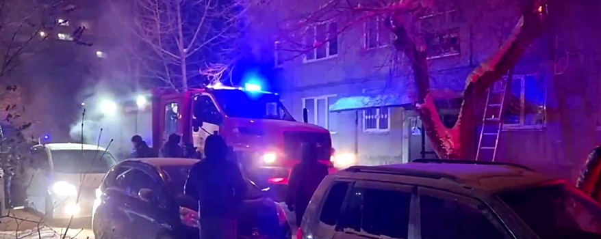 При пожаре в доме в Красноярске погибли два человека и получили травмы семь, среди пострадавших один ребенок