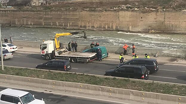 Крупная авария на въезде в Тбилиси – видео с места происшествия