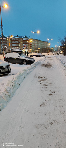 В Новом Уренгое, Салехарде и Лабытнанги дорожники не справляются со снегоуборкой