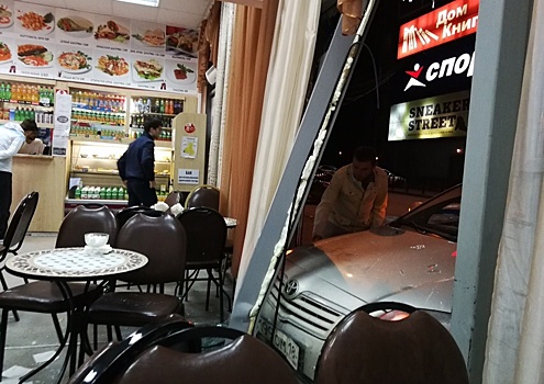 «Ты не ты, когда голоден»: в центре Перми иномарка протаранила кафе «Дубай»