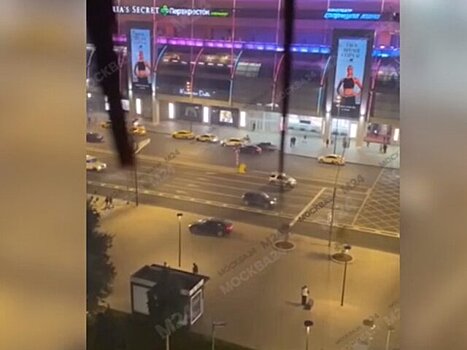 ГИБДД проверит видео, на котором водитель дрифтовал на тротуаре в центре Москвы