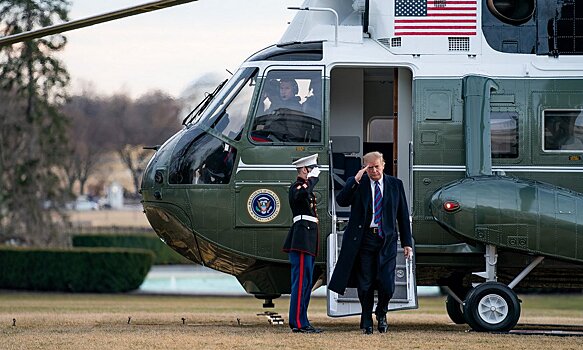 Дональд и Меланья Трамп покинули Белый дом