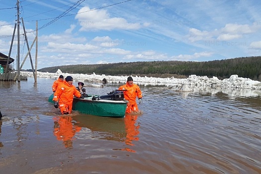 На севере Иркутской области из сел начала уходить паводковая вода